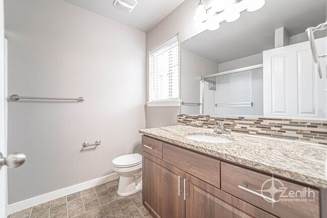 Building Photo - 5609 NE 74th Ct