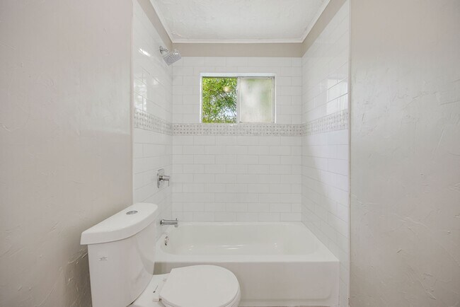 Building Photo - 909 Littleport Ln