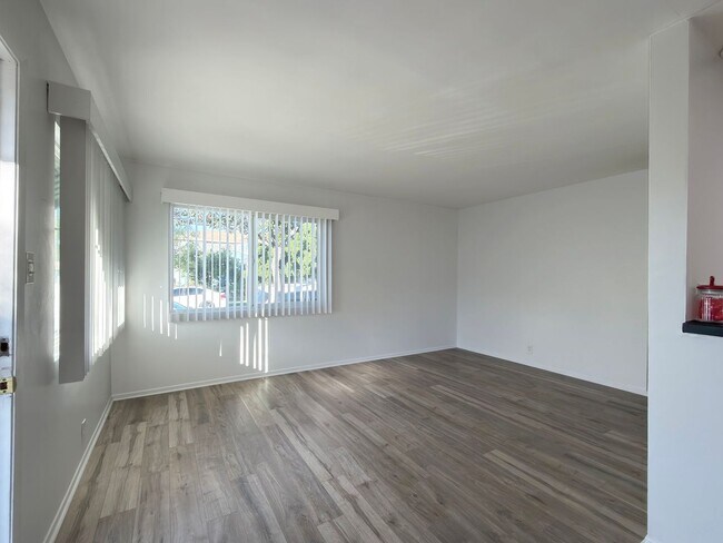 Building Photo - LB0290