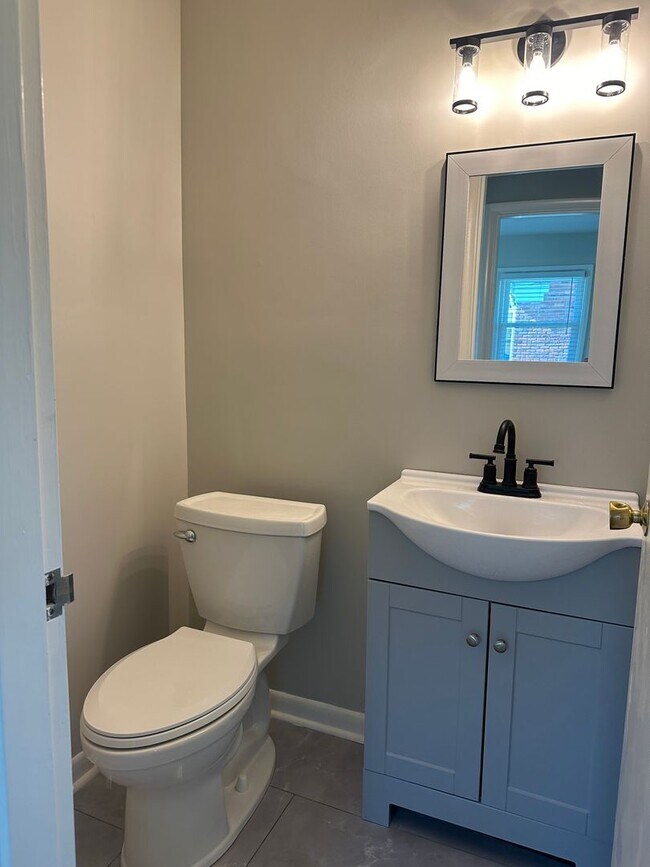 Building Photo - 3 bedroom/1.5 bath w/basement in Woodlawn Park. Available mid June