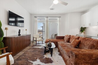 Building Photo - 1301 Leah Ave