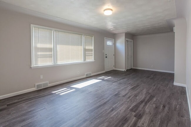 Building Photo - 2327 W 6th St