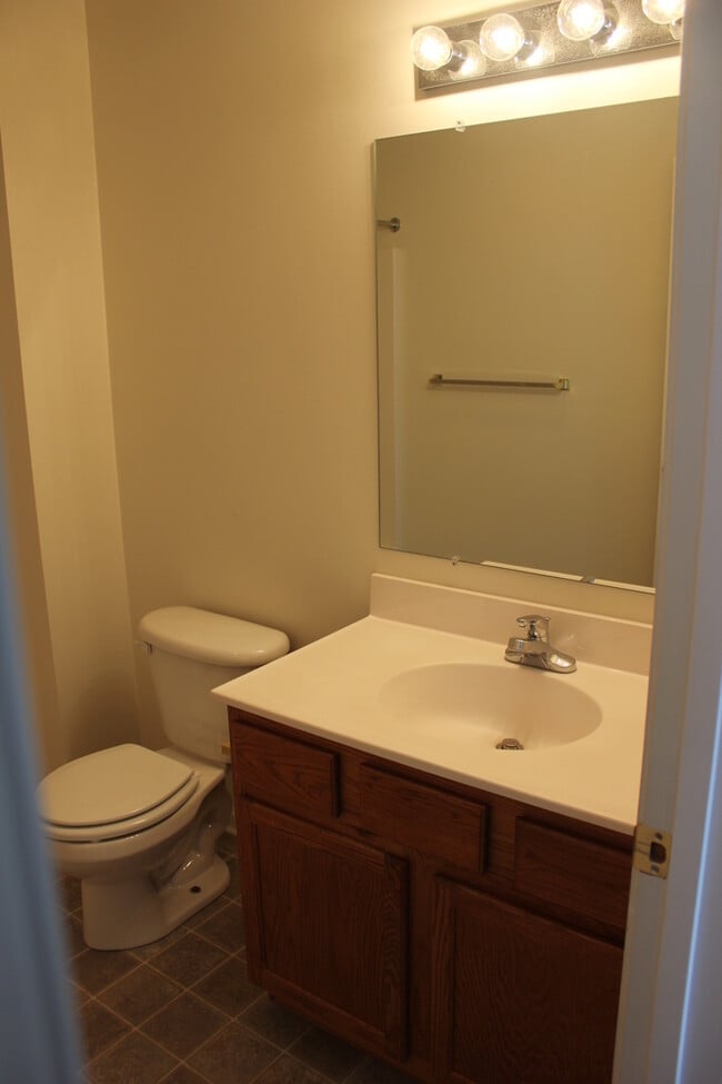 Building Photo - 3 Bedroom, 2.5 Bathroom Duplex for Rent with unfinished walkout basement