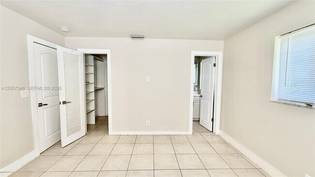 Building Photo - 320 Holloway Dr