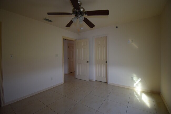 Building Photo - 1402 W Carmen Ave