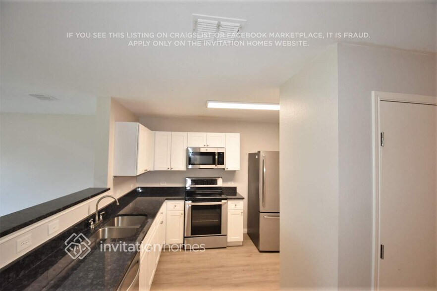 Building Photo - 14133 Esperanza Dr