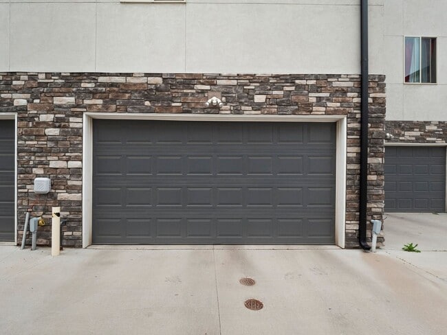 Building Photo - Modern Townhome with Mountain Views in One...