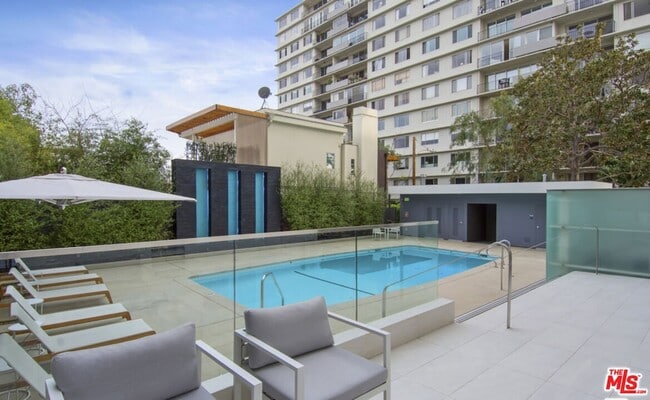 Building Photo - 838 N Doheny Dr