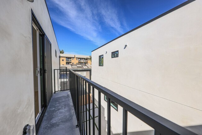 Building Photo - 1237 N Orange Dr