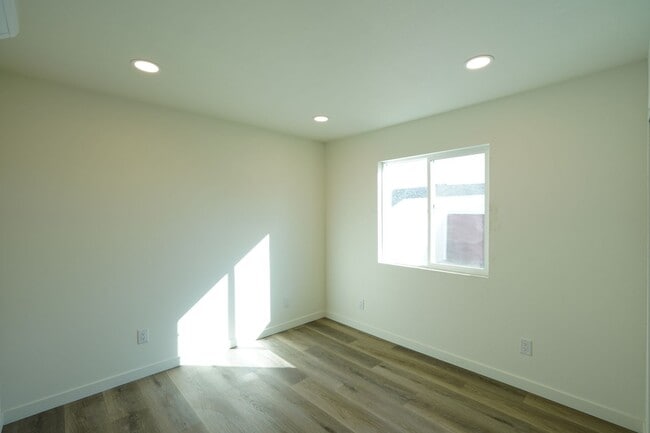 Building Photo - 1600 E Columbia Ave