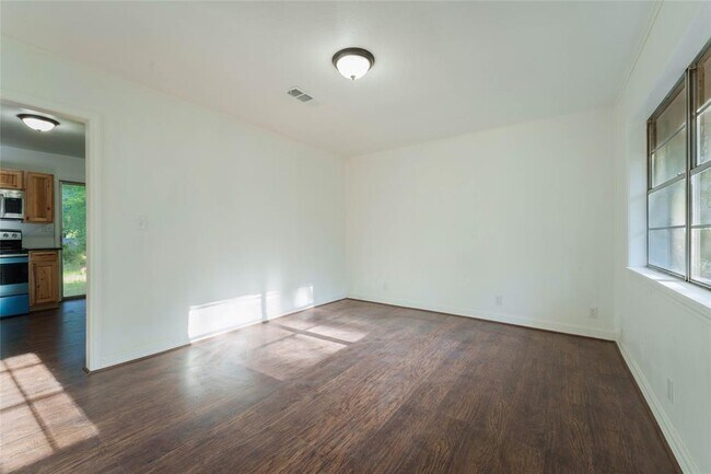 Building Photo - 600 Thrush St