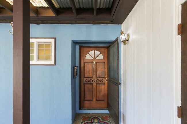 Building Photo - Old East Davis Rental with Spacious Yard, Bonus Room & Easy Bike Access to UC Davis