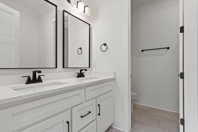 Building Photo - Charming and Spacious 4-Bedroom Home with ...