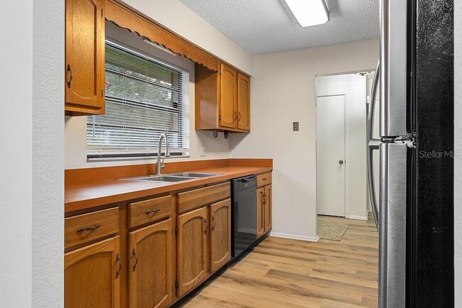 Building Photo - 223 E Fern Dr