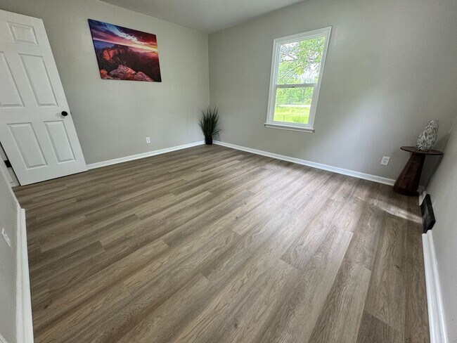 Building Photo - Remodeled 3 bed, 1 bath home for rent in Waterloo