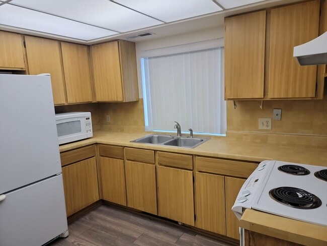 Building Photo - Charming 2 Bedroom Home Near the Heart of ...