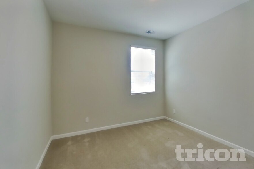 Building Photo - 2028 Tate Farm Ln