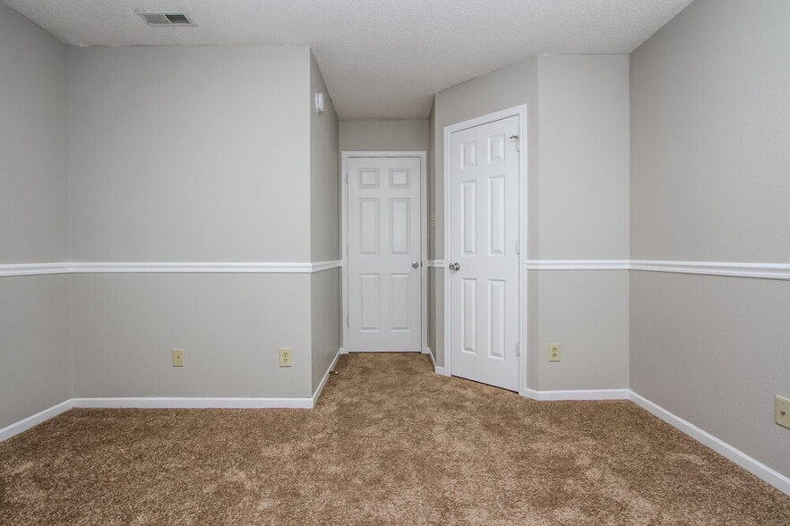 Building Photo - 5692 N Jefferson Dr