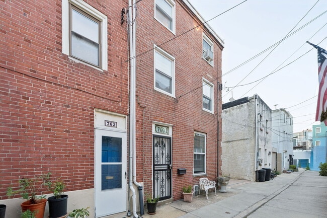 Building Photo - 760 S Sheridan St