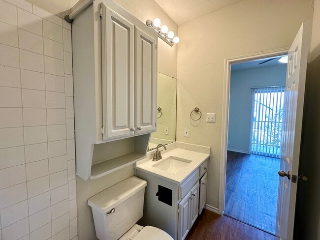 Building Photo - Remodeled 2/2 Condo in West Campus