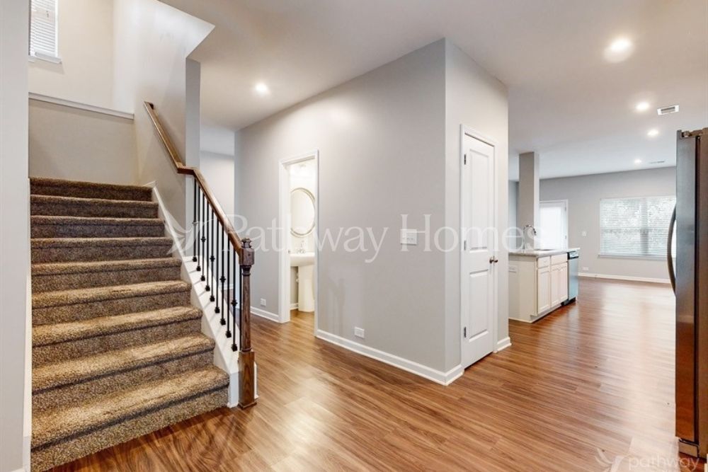 Building Photo - 3950 Lake Manor Way