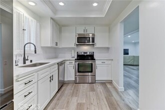 Building Photo - 5515 Paseo Del Lago W