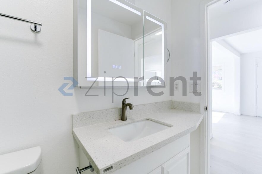 Building Photo - 2717 S 125th St