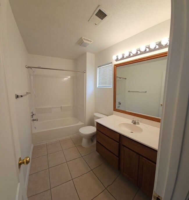 Building Photo - Gated Community available NOW!