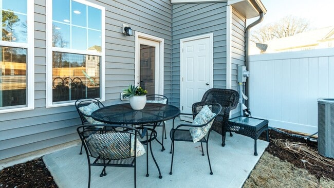 Building Photo - 3 Bedroom 2.5 Bathroom Townhome w/ 1 car garage in a prime location of Flowers Plantation