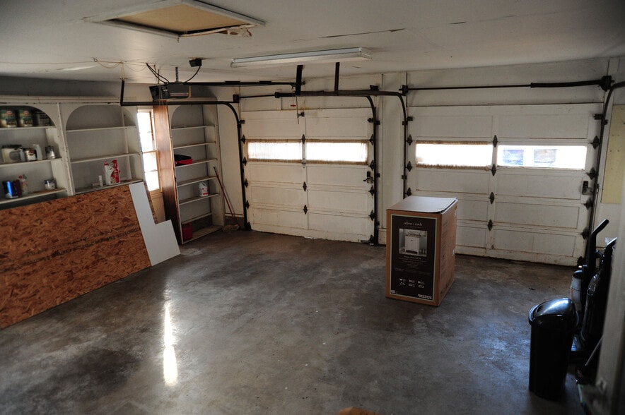 Garage with washer/dryer - 1233 West Brooks Street