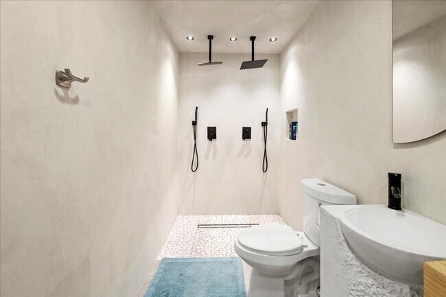 Building Photo - 1324 E 9th St