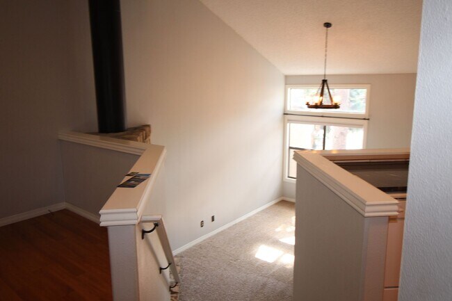 Building Photo - Adorable 2bdrm 1 bath townhome in Desirabl...