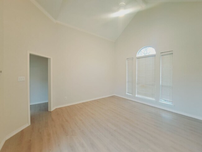 Building Photo - Beautiful 4/3/2 with Sparkling Pool!