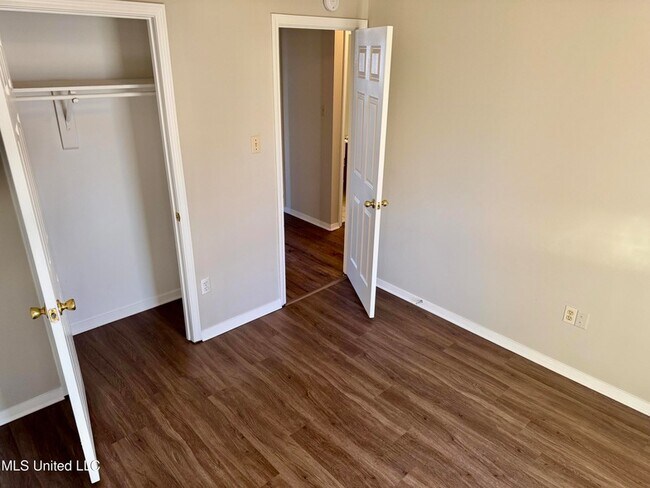 Building Photo - 6050 Somerset Dr