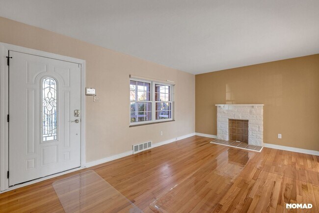 Building Photo - 3 Bedroom Completely Remodeled Single Fami...