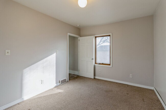Building Photo - CLOSE TO BEAVERDALE!! 2 Bed, 1 Bath Home in Des Moines