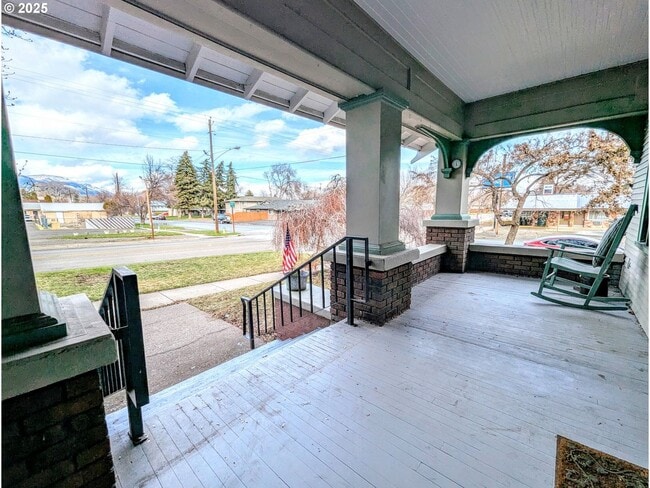 Building Photo - Craftsman style custom home in downtown La Grande