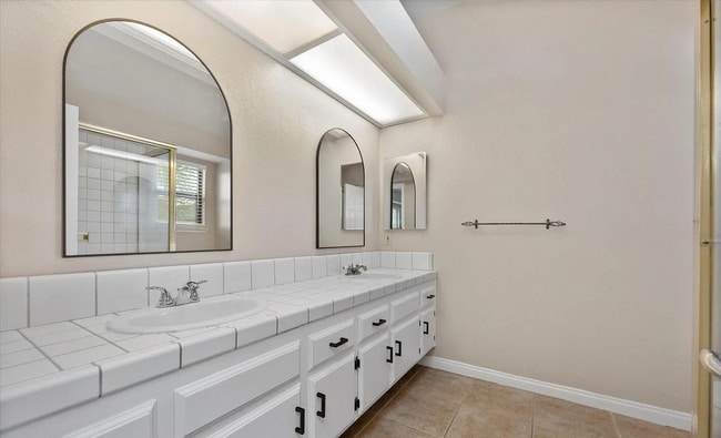 Building Photo - Beautiful Single Family Home in the Southwest