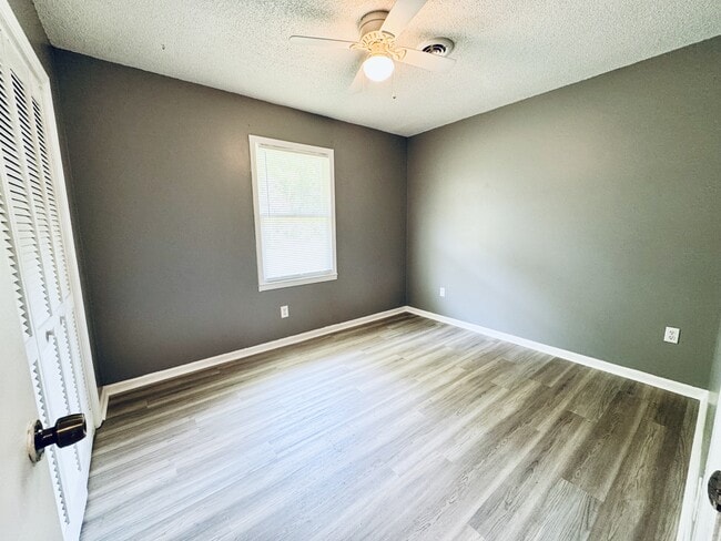 Building Photo - 3582 Greenwood Dr