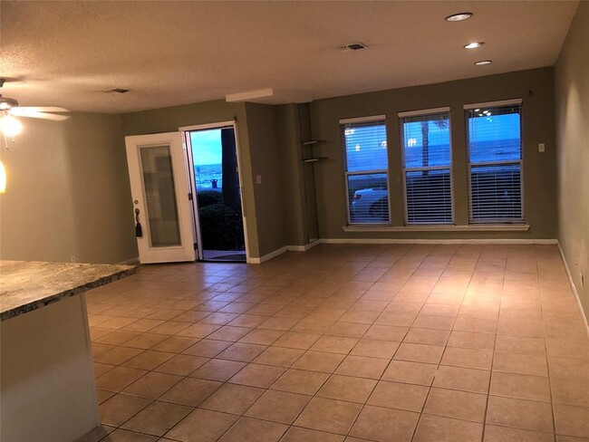 Building Photo - 8416 Seawall Blvd