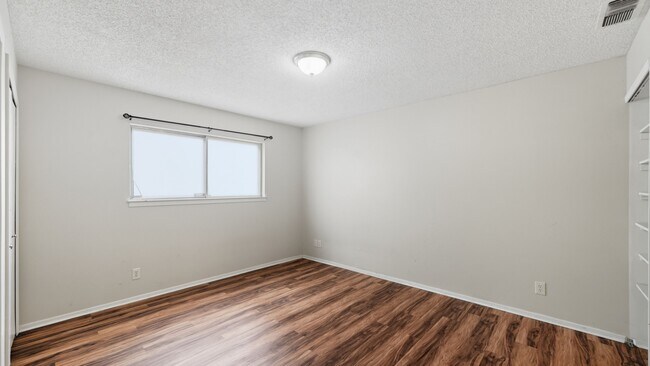 Building Photo - 140 Cloverleaf Dr