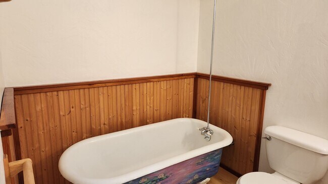 Building Photo - Large Home Close to Town In The Trees