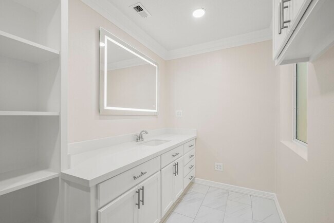 Building Photo - 4023 Breakwood Dr