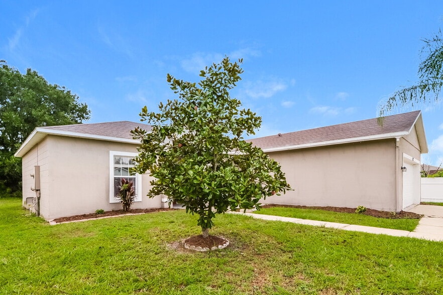 Building Photo - 627 Cotulla Dr