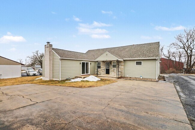 Building Photo - 5885 Avis Ln