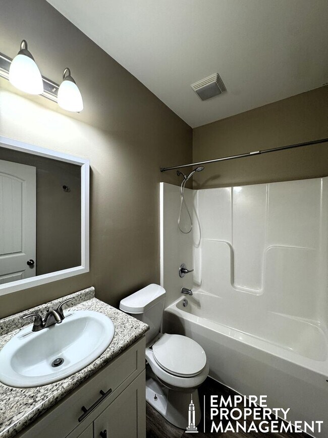 Building Photo - 216 Fern Bank Dr