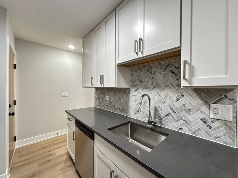 Building Photo - 531 W Aldine Ave