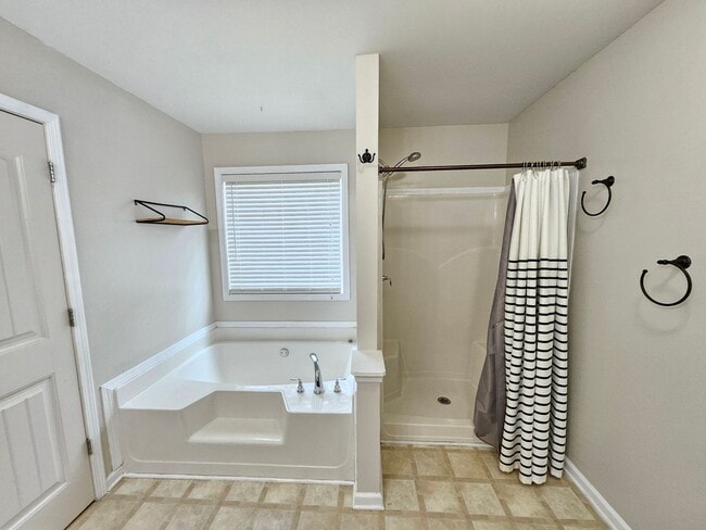 Building Photo - Rare 3 bedroom 2.5 bath home located in Dallas