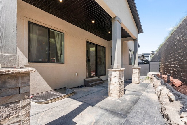 Building Photo - 837 S Finley Cir