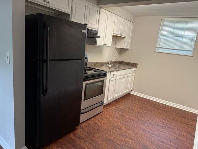 Building Photo - 2 Bed / 1 Bath apartment in triplex 2nd Av...